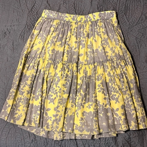 Old Navy Dresses & Skirts - GUC Old Navy Gray/Yellow Floral Print Skirt Size Small with Elastic Waist